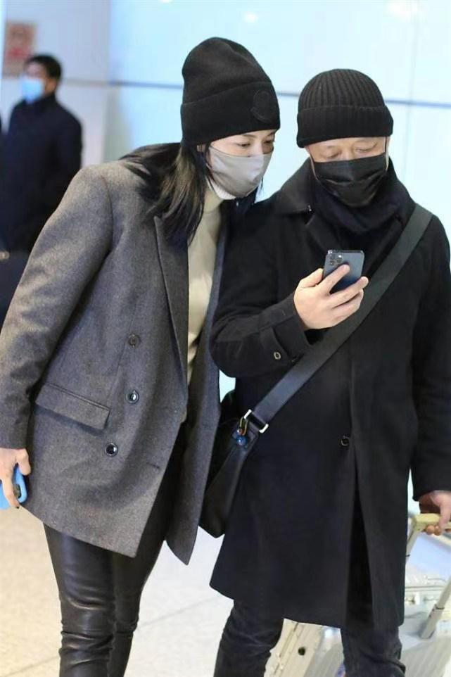 姚晨和老公现身机场,手挽手,与老公大秀恩爱_腾讯新闻