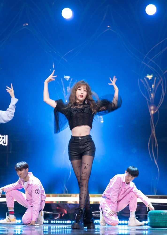 跨次元新星中虞书欣非日常狂欢舞台燃炸关于欣欣子你都知道哪些