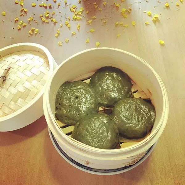 杭州法净寺几百斤大白菜铺了一地看馋游客能不能买一些回去还真不行