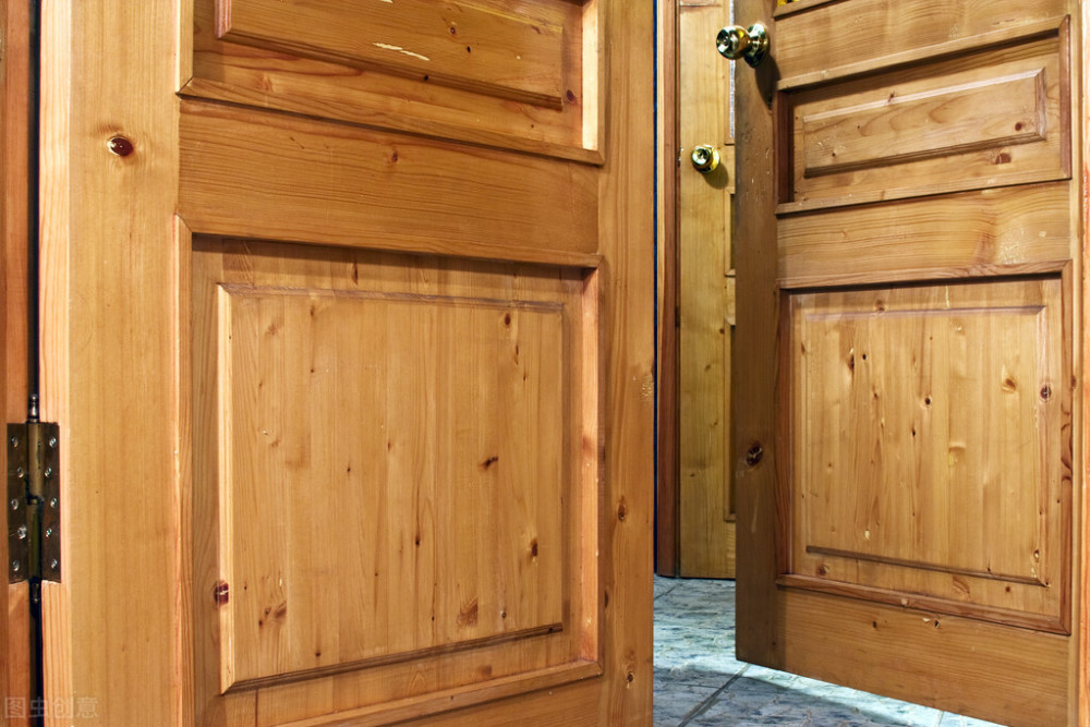 农村老人说"干砖不上墙,湿木不做门",这是为啥?有没有道理?