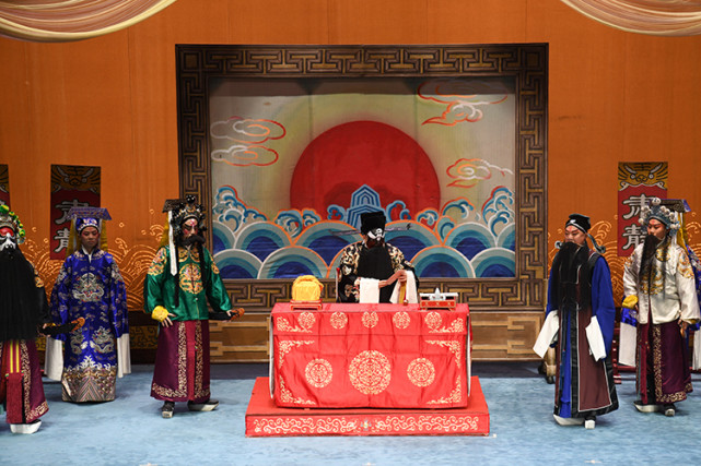 包公断案惩恶扬善京剧铡判官4日在石家庄裴艳玲大剧院惠民演出