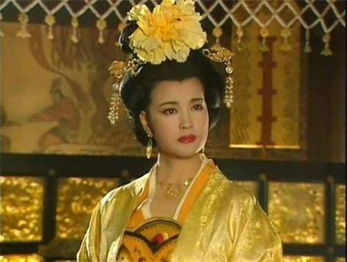 之后武则天拜为昭仪,位列九嫔之首,仅次于正一品的淑妃,德妃,贤妃.