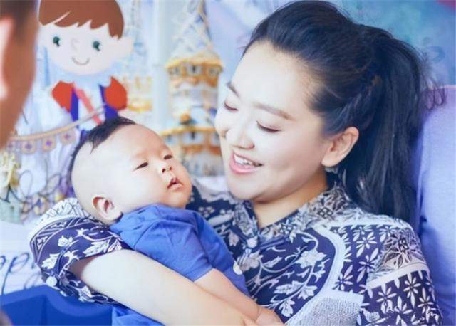 39岁高龄产子的"月亮姐姐",为了保胎卧床3个月,母爱真伟大