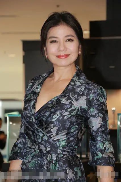 60岁穿花裙的钟楚红是如何做到减龄感和贵妇范并存的