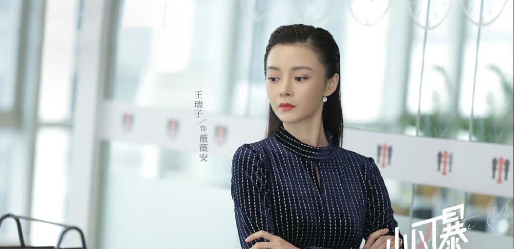 《小风暴》首播又烂又好看,乔欣胡一天演技在线,职场