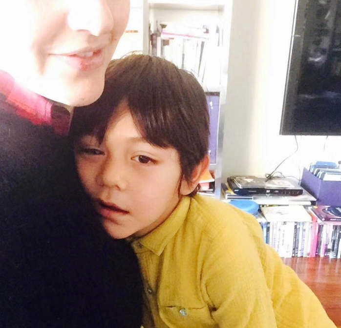 刘烨老婆罕晒自拍全素颜示人发福明显整个人看上去虎背熊腰