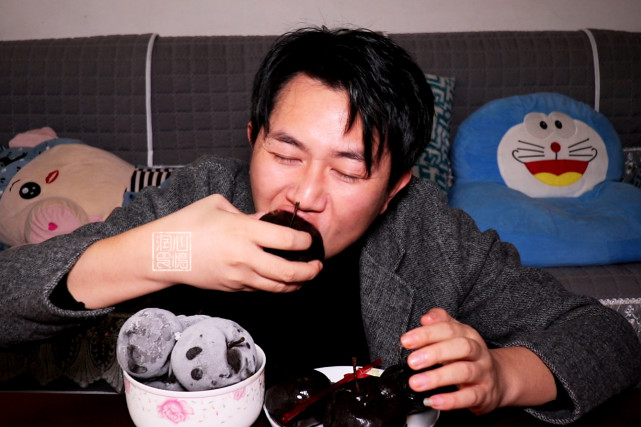 南方小伙第一次吃东北冻秋梨,拿起冻梨直接啃,北方人看了笑出声