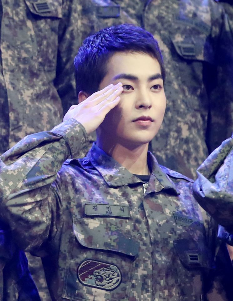 exo xiumin于今日(6日)正式退伍,因新冠影响不回归部队直接退役.