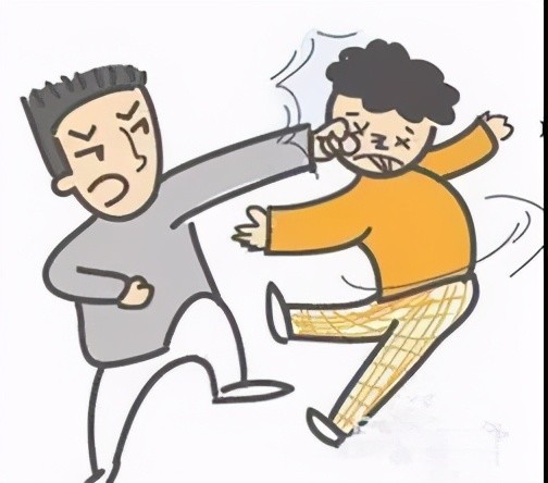 得知母亲被打儿子怒火冲天抄起水管对打人男子一顿狂殴