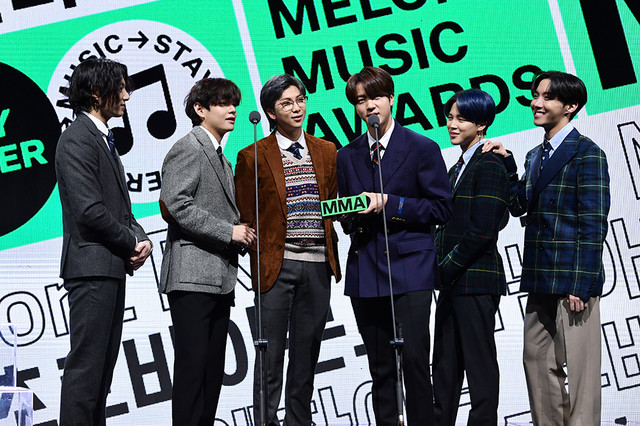 只破自己的纪录bts斩获mma大满贯人手一座奖杯满载而归