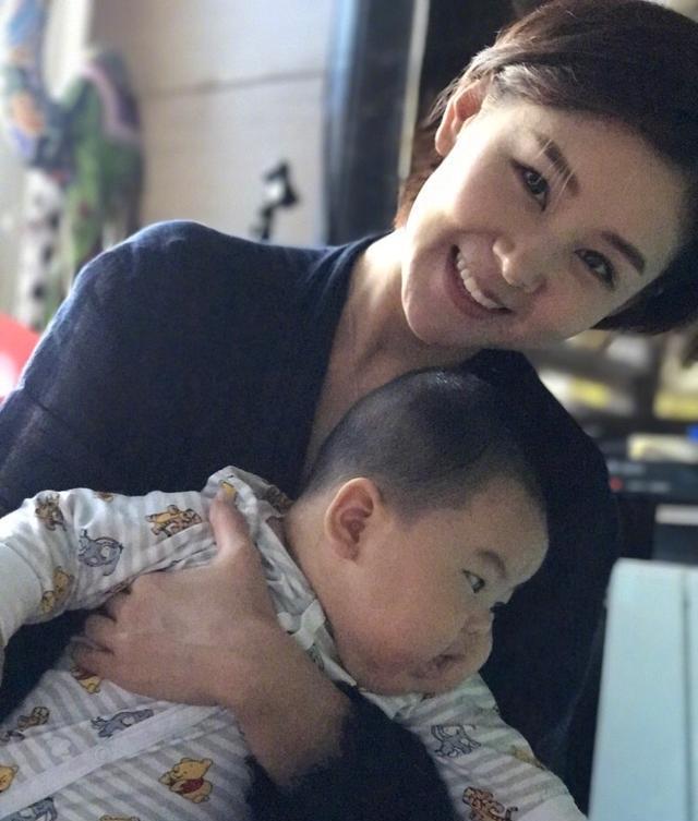 李小萌和王雷,恩爱甜蜜,他们的儿子长大了,肥头大耳一脸福相