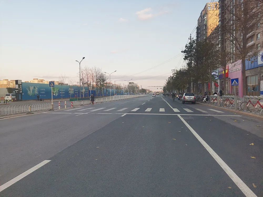 施工后道路瞬间变宽,出行更便捷安全了!