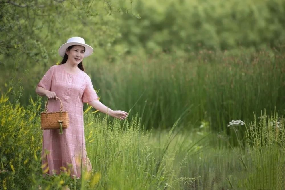 中年妇女旅行拍照技巧(中年人出去旅行拍照姿势)