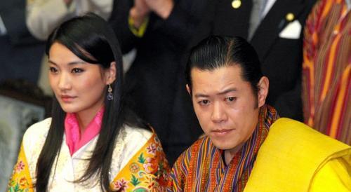 不丹国王夫妇终于肯同框可座位相隔3米远佩玛一脸憔悴惹人怜