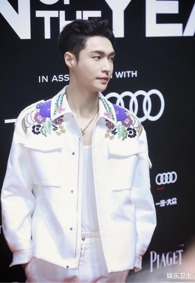 张艺兴gq现场喝酒干大半杯后微醉尽情唱跳杨幂在台下也跟着嗨起来