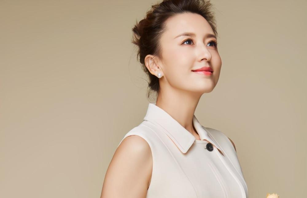 张蕾:首次正面回应"紧搂康辉照片",真心接受大家很中肯的意见_腾讯