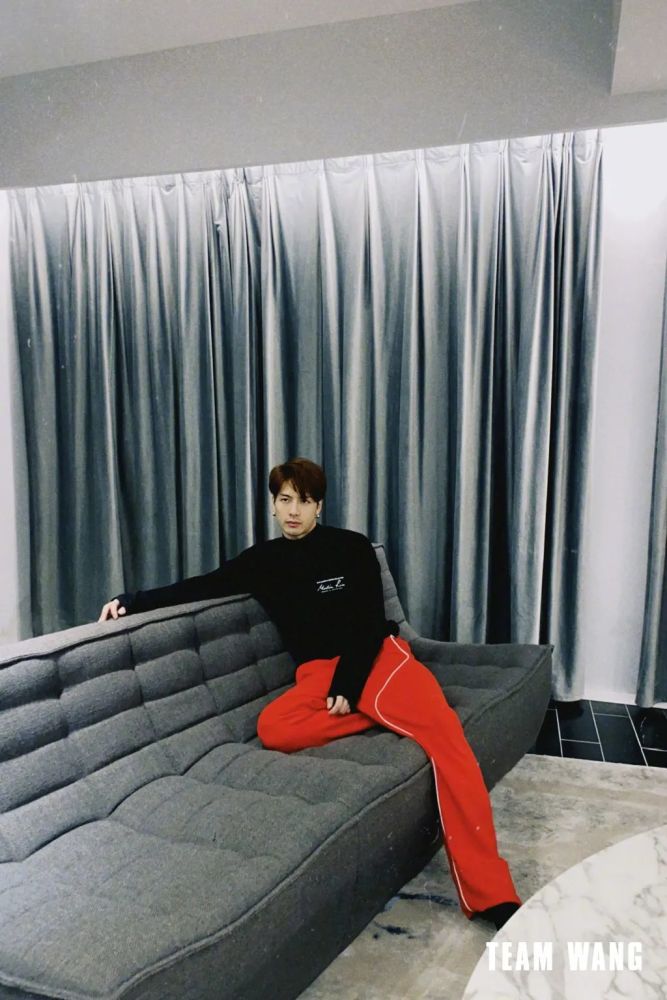 但男孩子穿修身针织 阔腿裤,都显得身段这么 妖娆(不是).