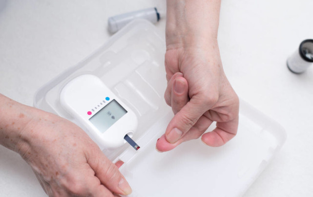 都害怕血糖高其实低血糖比血糖高危害更严重相当一次小中风