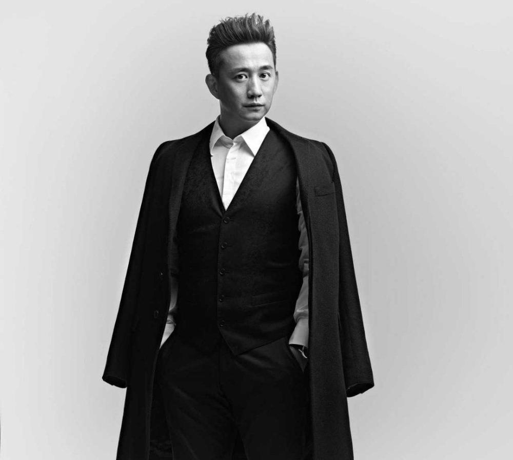 孙莉庆祝黄磊49岁生日!晒亲脸合影秀恩爱,脸上的英文单词抢镜_腾讯新