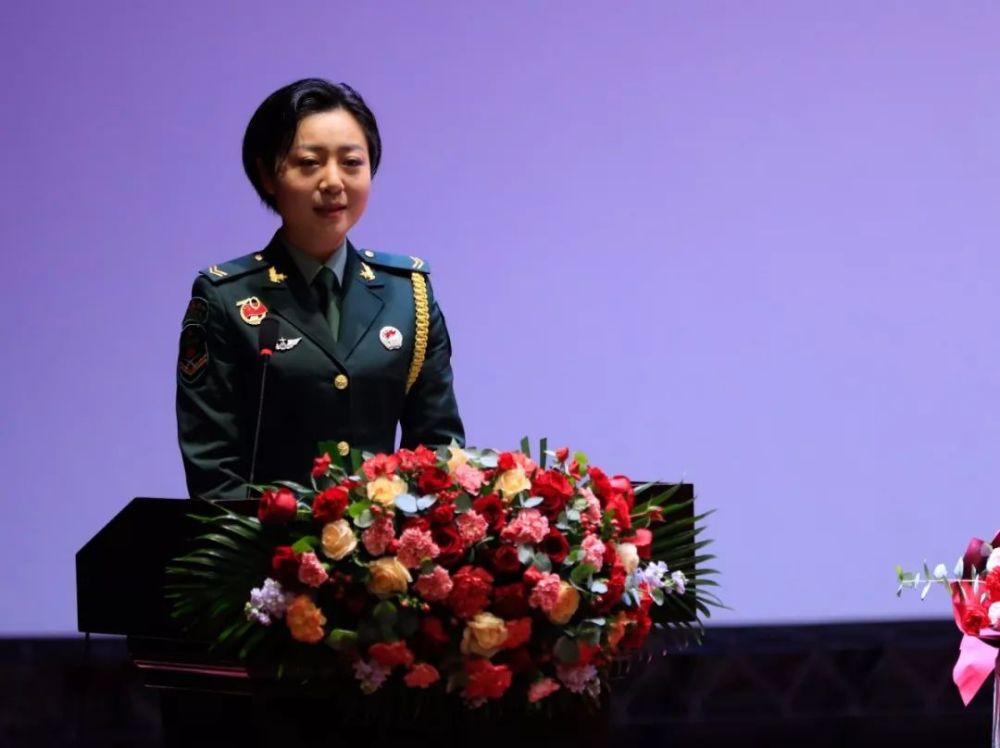 服役12年之后她光荣退伍