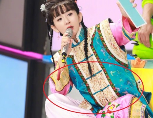 谢娜节目孕肚明显宽松衣服都遮不住全程不参加游戏坐着养胎