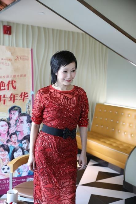 葉童穿紅色還挺顯氣質 看著不像快60的人 保養得不錯 人人品酒