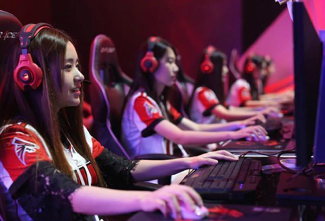 疯狂打擦边球美女陪玩线上线下两不误男性买单乐此不疲