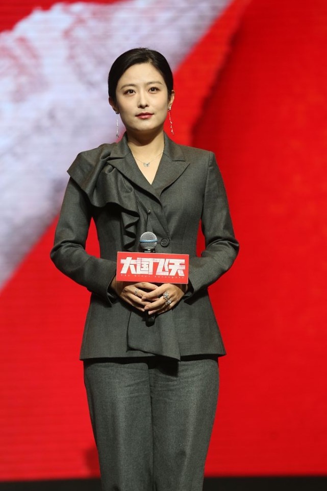 凌潇肃穿西装英姿飒爽 航天英雄杨利伟神采奕奕