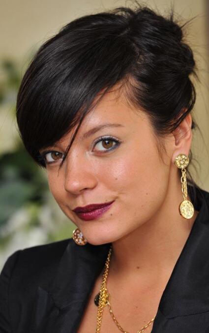 英国歌手长相酷似赵薇被私生饭跟踪偷窥七年还被深夜闯入卧室