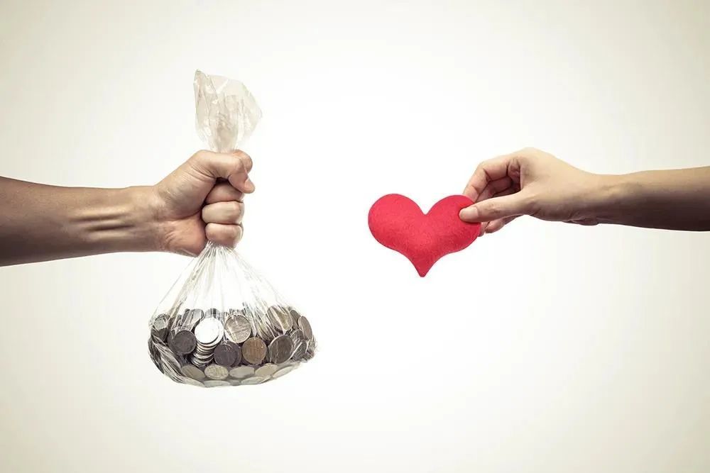 失恋的人一掷千金求助情感机构,就像是快溺死的人要抓住最后一根稻草.