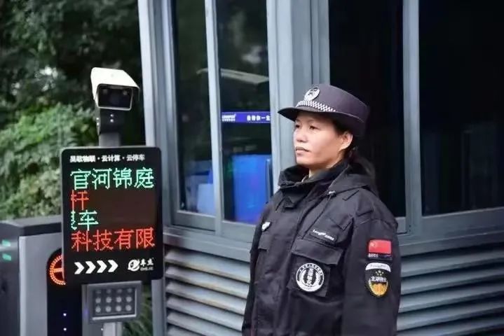 小区东门岗亭的一名保安她是浙江省杭州市龙春玉听见了呼救声——12月