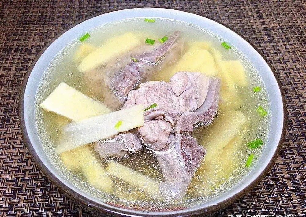 令季笋是立秋前后由毛竹的煲一锅冬笋排骨汤汤浓味美又营养上桌就抢光