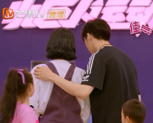 陈立农下意识搂许佳琪是关系好还是绅士手