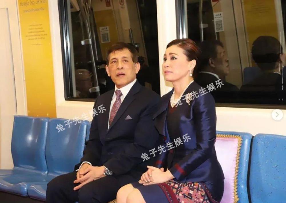 苏提达王后与泰王首次乘坐地铁,穿修身小西装真飒,小腿白得发亮_腾讯