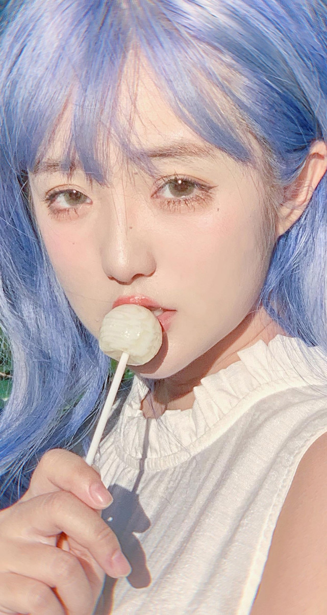 蓝色头发的小姐姐也太好看了吧