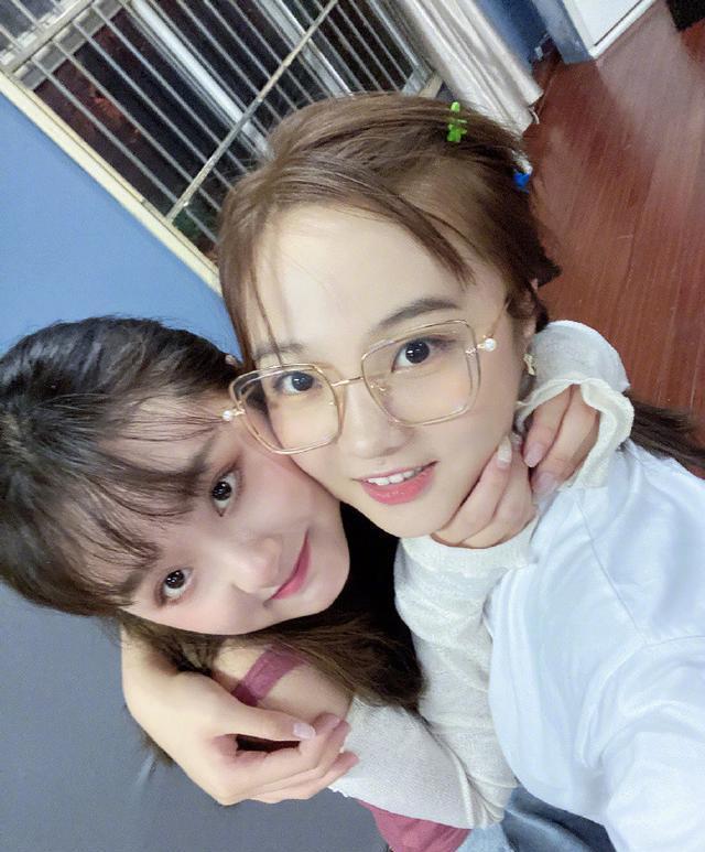 林妙可穿高级旗袍珠光宝气如同贵妇,与闺蜜合照却频频被碾压_腾讯新闻