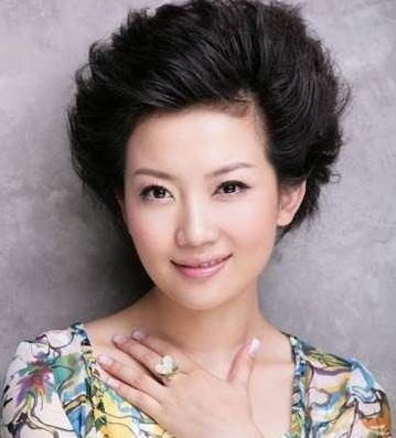 1999年,王端端参加辽宁电视台的"朵尔女性新主持人大赛",获得东北地区