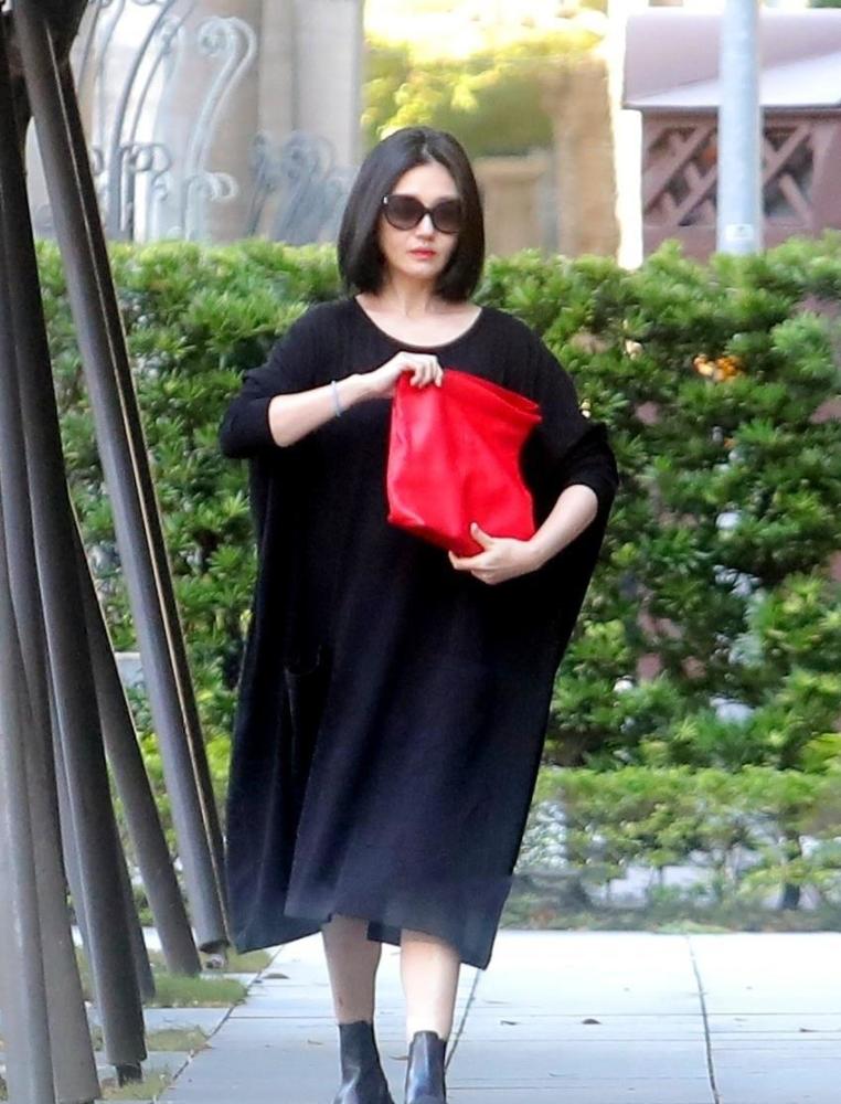 大s久违现身穿大码长裙仍难挡纤细身材抹口红戴黑超气场全开