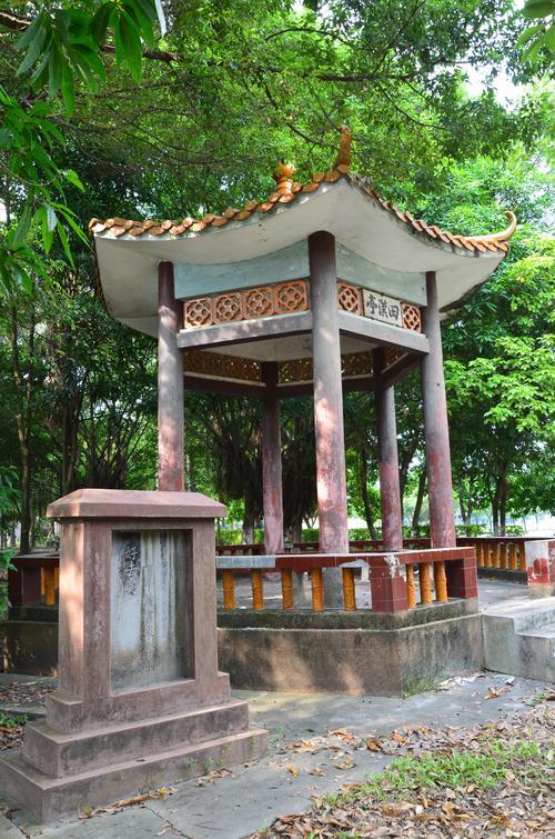 湖水环绕波光潋滟垂柳成荫风景优美广西北海东坡亭