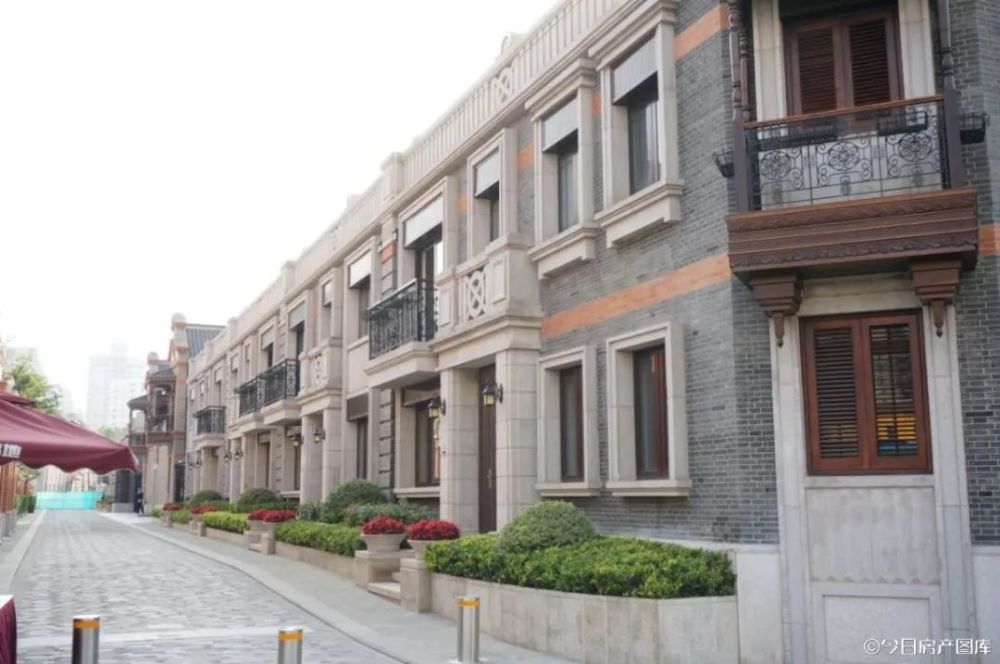 走在露香园高层住宅的开放式步道,能把陆家嘴三件套,看得如此清晰.