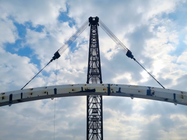 贛江路-海洋路連接大橋為下承式鋼箱梁拱組合橋,跨徑佈置為40 110 40