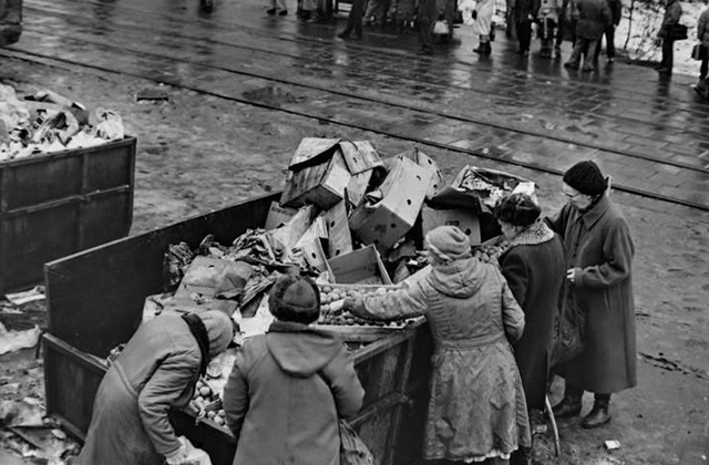 苏联解体前的惨状有食物随便换武器2个保温杯就能带坦克回家