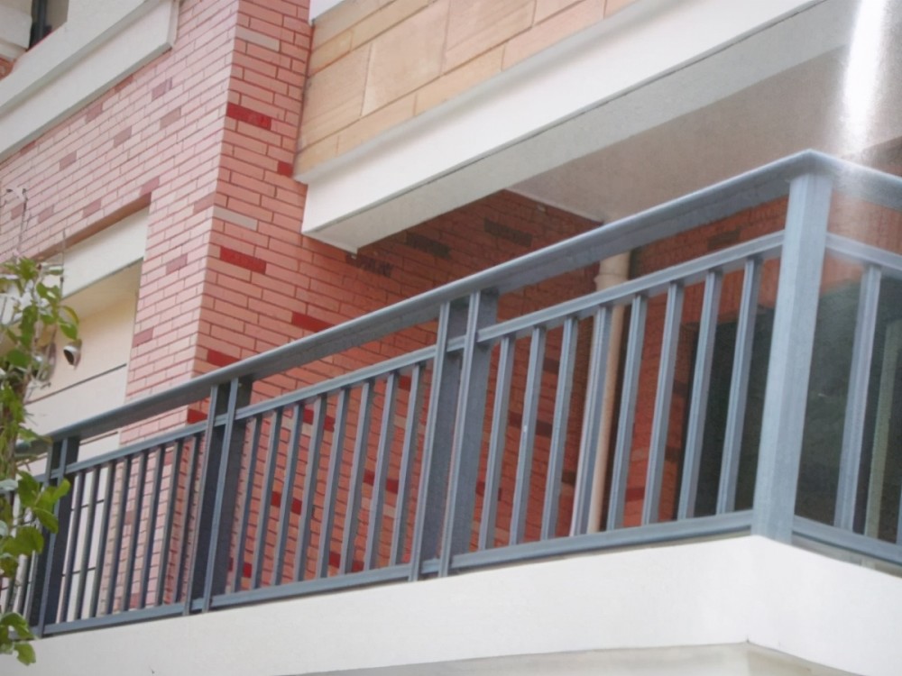 但难保一些小作坊为了低价选择一些防锈效果差的原材料,所以锌钢护栏