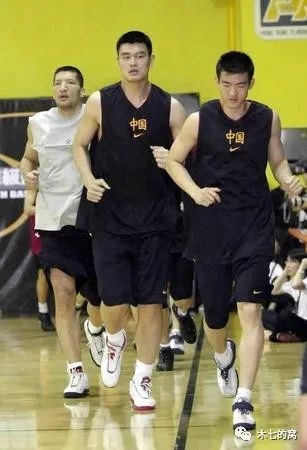 王博的两次三双更具有象征意思,06-07赛季前,虎王孙军和外援罗德正式