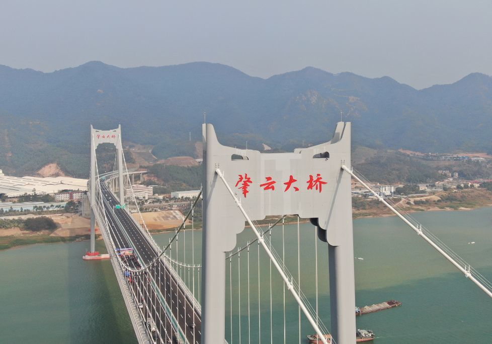 肇云大桥横跨西江,连接肇庆与云浮两市,2020年1月1日通车,全长1688米