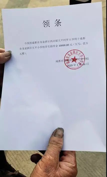 那位省吃俭用资助300多名学生的老兵走了