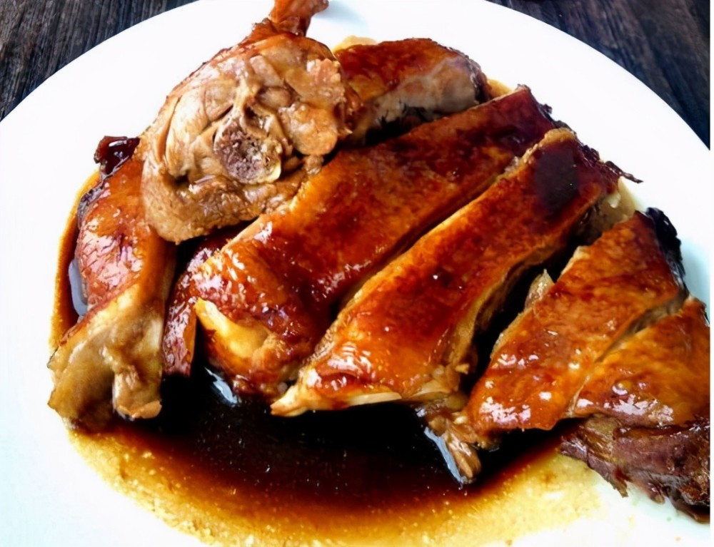 食材:鸭腿2只,植物油少许,原汁酱油3勺,红烧酱油5勺,花椒少许,香叶2片