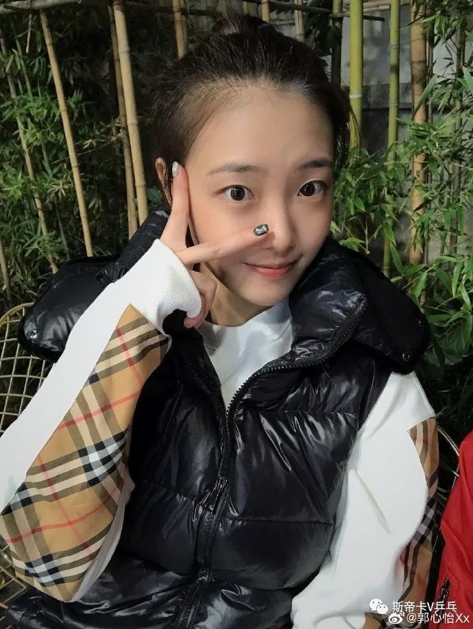 姑娘名叫郭心怡,今年22岁,右手横板两面反胶打法,基本功扎实,正反手