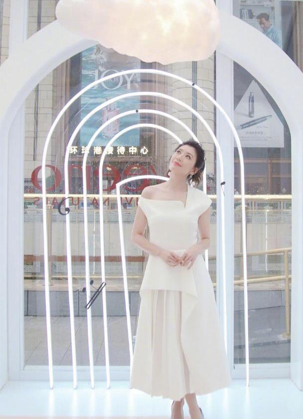 贾静雯越老越懂时尚,一袭吊带礼裙秀身材,曲线迷人令人心动