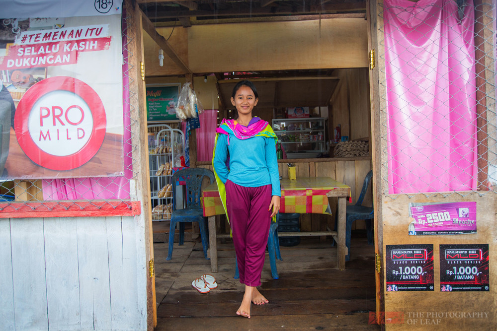 一个印尼女孩的人生:住在简陋的小木屋,14岁不上学等待着嫁人